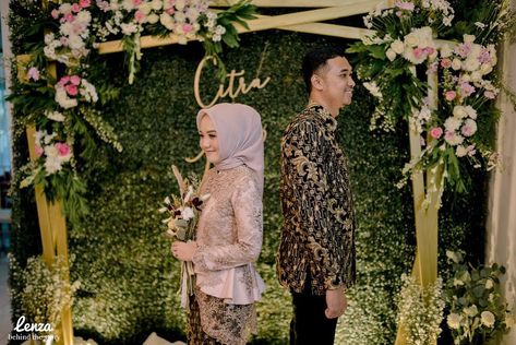 Dekorasi Banjarmasin&Palembang (@pinewoods.decor) posted on Instagram • May 3, 2019 at 5:37am UTC Wedding Mc, Engagement Photography Poses, Kebaya Muslim, Our Engagement, Pink Wedding Dresses, Engagement Photo Poses, Elephant Wedding, Wedding Moments, Wedding Story