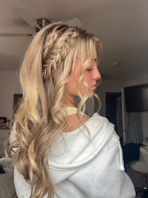 Nice Down Hairstyles, Long Blonde Prom Hairstyles, Homecoming Court Hairstyles Down, Snowcoming Hairstyles, Homecoming Hairstyle Ideas, Home Coming Hair Styles For Long Hair, Hoco Hair Braid, Long Curled Hairstyles For Wedding, Strapless Prom Dress Hairstyles