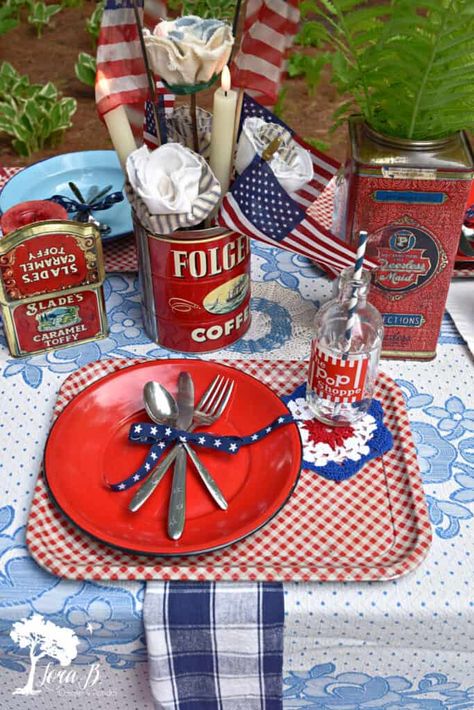 Labor Day Decorations, Diy Tablescapes, Old Tins, Blue Table Settings, Summer Tablescapes, Table Setting Ideas, Blue Patio, Vintage Bedspread, July Ideas