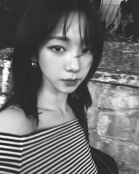 Kpop Icons Black And White, Aespa Selfie, Karina Black And White, Dark Kpop Icons, Yu Jimin, Pop Photos, Winter Photos, Karina Aespa, Iconic Photos