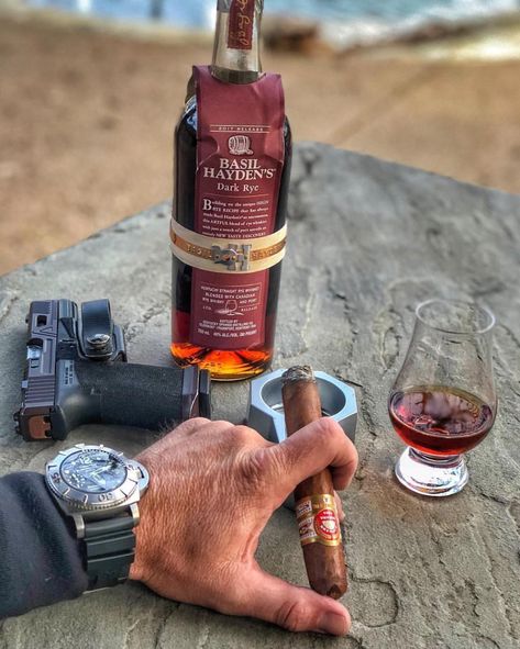 Fantastic combo Basil Hayden, Fever Tree, Mens Luxury Lifestyle, Premium Cigars, Cuban Cigars, Good Cigars, Pipes And Cigars, Cigars And Whiskey, Ginger Ale