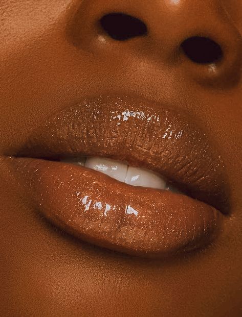 Brown Lips On Brown Skin, Lipgloss Dark Skin, Dark Skin Red Lip, Dark Brown Lipgloss, Dark Lip Black Women, Bronze Lips, Nice Lips, Makeup Board, Dark Skin Women