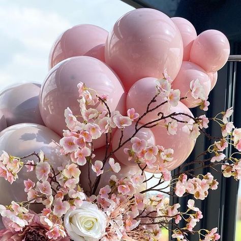 Bolton & Manchester Luxury Balloon Stylist - Rebecca Barlow on Instagram: "🌸P R E T T Y F L O R A L S🌸 I absolutely loved putting this floral piece together!! The cherry blossom branches are so pretty & I’m 100% going out buying lots more stems 😂 Paired perfectly with our custom colour balloons, it creates a real wow factor at your event ✨ Even the matching helium clusters being double stuffed just look even more luxurious with gold boxes & ribbon 🎈 Get in touch today so we can discuss making your next occasion an extra special one! #classyballoons #alessoninluxury #orientalflorals #prettyflorals #minimoongate #tabletopmoongate #miniarch #moongate #moongateballoons #balloonarch #pinkballoons #goldballoons #highendballoons #balloondecorations #balloonstyling #balloonartist #balloonart Cherry Blossom Balloons, Giant Flowers And Balloons, Flower Balloons Pink, Ballon With Flowers Inside, Flower Twisting Balloons, Cherry Blossom Branch, Gold Box, Pink Balloons, Gold Balloons