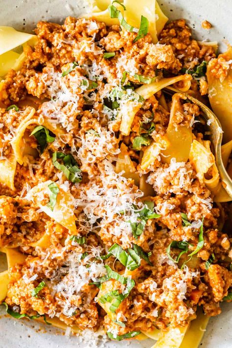 Bring Italy to your own home with a bowl of Pappardelle with Homemade Bolognese Sauce. Featuring a quicker-than-most bolognese sauce loaded with meat, tomatoes, and vegetables, this is a dreamy comfort food everyone is sure to love. Pappardelle Recipes, How To Make Bolognese, Pappardelle Recipe, Best Bolognese Sauce, Homemade Bolognese Sauce, Homemade Bolognese, Pappardelle Pasta, Bolognese Recipe, Lasagna Rolls