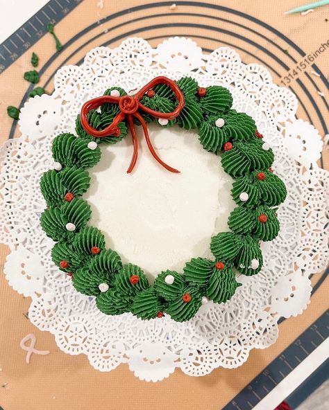 Cake decorated as a christmas wreath Christmas Wreath Cake Ideas, Christmas Wreath Cake, Wreath Cake, Cookie Cake Designs, Cake Piping, Bake Sale Ideas, Christmas Cake Designs, Vintage Cakes, Making Cakes