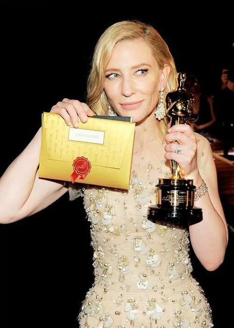 1/02/15   1:09p  The  Academy Awards Ceremony 2005:   Cate Blanchett   Best Supporting Actress Oscar  for  ''The Aviator'' 2004   See the Oscar  Envelope! via  martindrum.com Cate Blanchett Oscar, Street Style Celebrities, Catherine Élise Blanchett, Oscar Award, Gov Ball, Party Pics, Oscars Party, I Love Cinema, Academy Award Winners