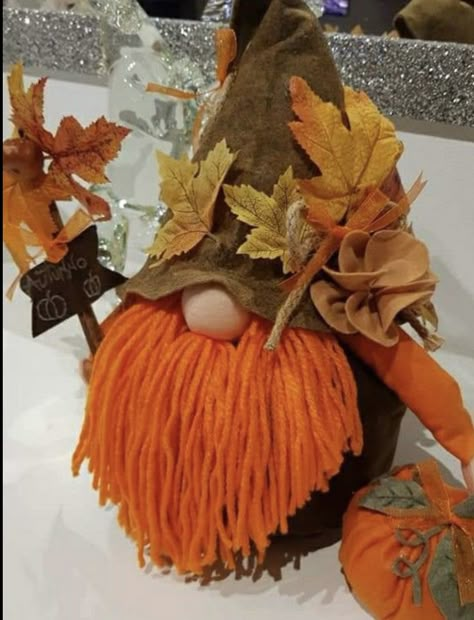 Fall Gnomes Diy, Easy Thanksgiving Table Decor, Fall Crafts Decorations, Thanksgiving Table Decor Ideas, Fall Feast, Fall Decor Diy Crafts, Thanksgiving Table Decor, Carving Pumpkins, Fall Arts And Crafts