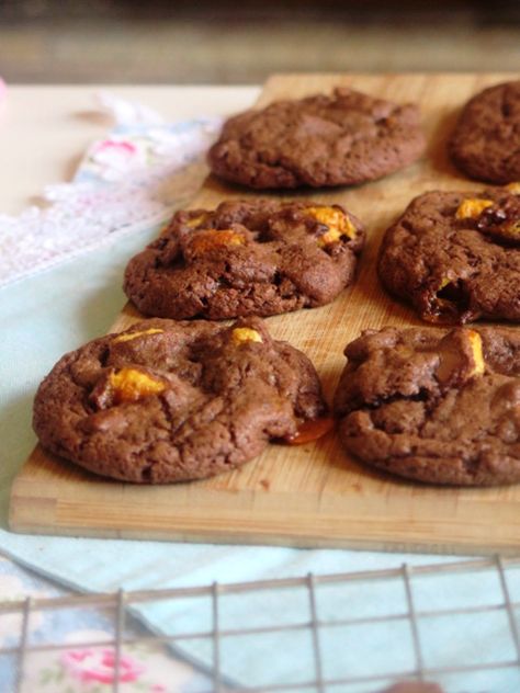 Crunchie Cookies, Caramel Recipe Easy, Crunchie Bar, Almond Biscuits, Chewy Chocolate Cookies, Peanut Cookies, Mars Bar, Bar Cookies, Caramel Recipes