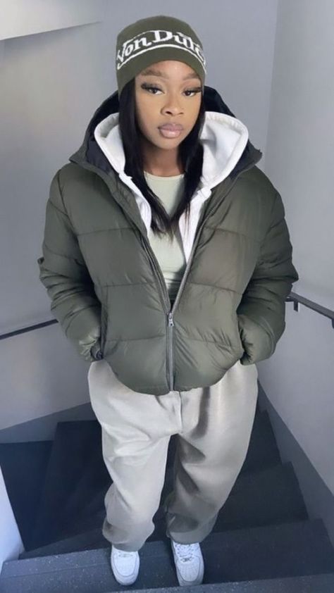 School Winter Outfits Blackgirl, Uk College Outfits, Jacket Outfit Women Winter, Women Winter Fashion Outfits, College Outfits Uk, Puffer Jacket Outfits, Winter Outfits Blackgirl, Puffer Outfit, Women Winter Fashion