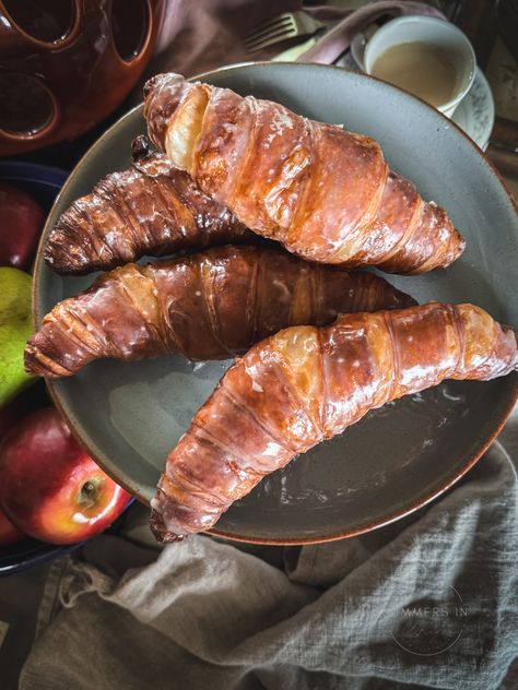 Glazed Fried Croissants Honey Glazed Croissants, Deep Fried Croissants, Crossiants Recipes, Glazed Croissants Recipe, Caramelized Croissant, Fried Croissant, Croissant Donut Recipe, Glazed Croissants, Roll Croissant