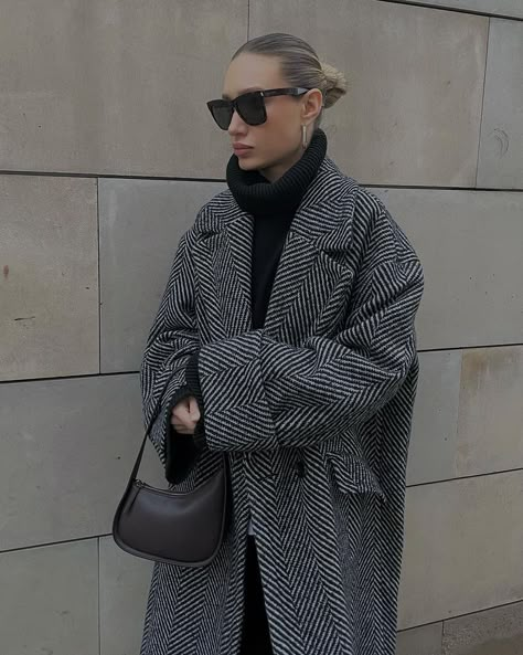 Herringbone Coat Outfit, Eurotrip Outfits, Madrid Outfits, City Street Style, Herringbone Coat, European Outfit, Oversized Glasses, Winter Fashion Outfits Casual, City Street