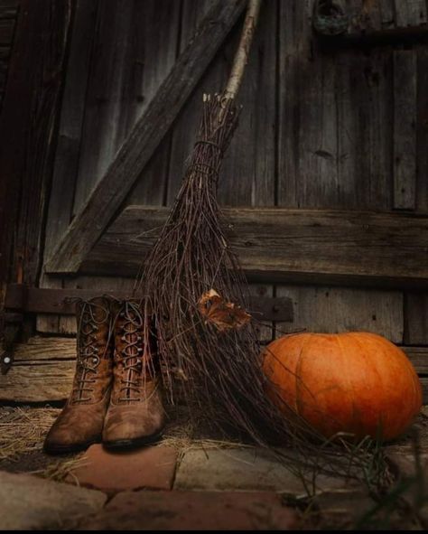 Witchy Cottage, Hp Characters, Witches Cottage, Autumn Witch, Witch Cottage, Basic Witch, Autumn Magic, Aesthetic Autumn, Halloween Witches