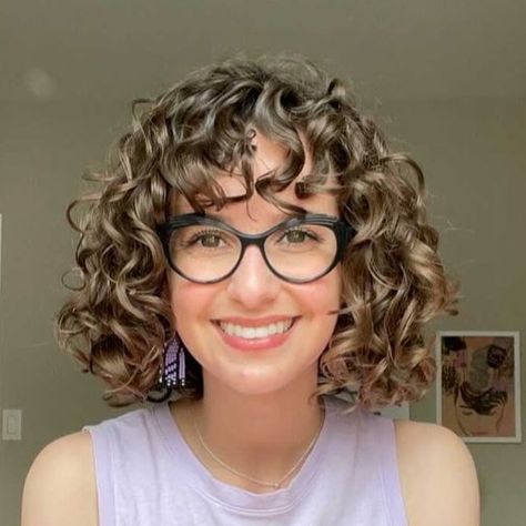 French Curly Bob, Curly French Bob, French Bob With Bangs, Kręcony Bob, Elegant Hairstyle, French Bob, Violet Hair, Cute Curly Hairstyles, Beautiful Curly Hair