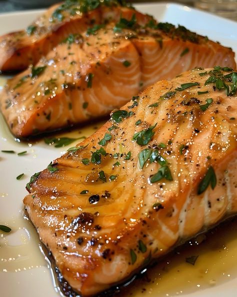 BAKED SALMON WITH HONEY AND GARLIC 🍣🍯 Ingredients: 4 salmon fillets 1/4 cup honey 2 tbsp soy sauce 3 cloves garlic, minced 1 tbsp olive oil 1 tbsp Dijon mustard 1/2 tsp dried thyme 1/2 tsp dried rosemary Salt and black pepper to taste Lemon wedges (for serving) Fresh parsley, chopped (for garnish) Directions: Step 1: Preheat the Oven Preheat your oven to 375°F (190°C). Line a baking sheet with parchment paper or lightly grease it. Step 2: Prepare the Glaze In a small... Salmon With Honey, Salmon Bake, Honey And Garlic, Healthy Alcoholic Drinks, Rosemary Salt, Dried Rosemary, Salmon Fillet, Delicious Seafood Recipes, Dried Thyme