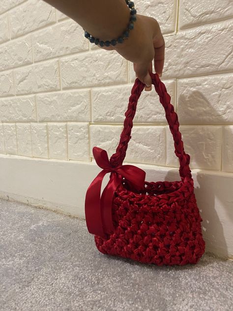 Satin Ribbon Crochet Bag, Satin Crochet Bag, Red Crochet Projects, Red Crochet Ideas, Red Crochet Bag, Crochet Gift Ideas, Ribbon Bag, Crochet Store, Crochet Garden