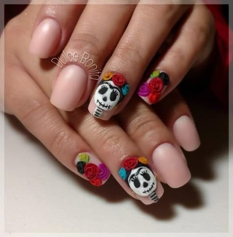 Catrina Nails Design, Day Of The Dead Nail Art, Dia De Los Muertos Nail Ideas, Catrina Nails, 3d Halloween Nails, Sugar Skull Nail Art, Day Of The Dead Nails, Nails Mexican, Sugar Skull Nails