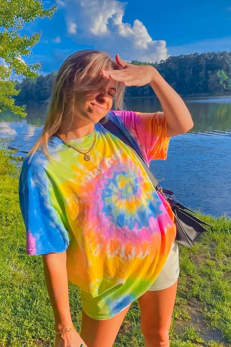 Tie Dye Shirt Outfit, Cute Tie Dye Shirts, Camisa Tie Dye, Groovy Rainbow, Tie Dye Shirts Patterns, Ty Dye, Tie Die Shirts, Tye Dye Patterns, Diy Tie Dye Designs