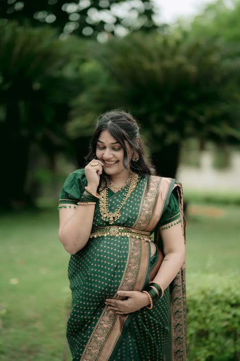 Maternity Single Poses, Maternity Photography Traditional, Baby Shower Poses Mom, Indian Baby Shower Photoshoot Ideas, Seemantham Photos, Traditional Maternity Shoot, Baby Shower Photography Poses, God Bharai, Pregnancy Photoshoot Poses