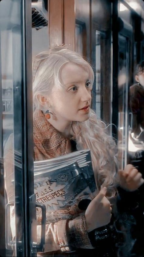 Luna Lovegood, Reading, Hair