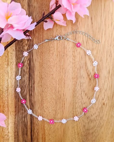 Pink Flower Beaded Necklace, Cherry Beads Necklace, Pink Diy Jewelry, Beaded Jewelry Pink, Seed Bead Jewelry Ideas, Small Beads Necklace, Flower Beads Necklace, Chain Necklace Outfit, Seed Bead Jewelery