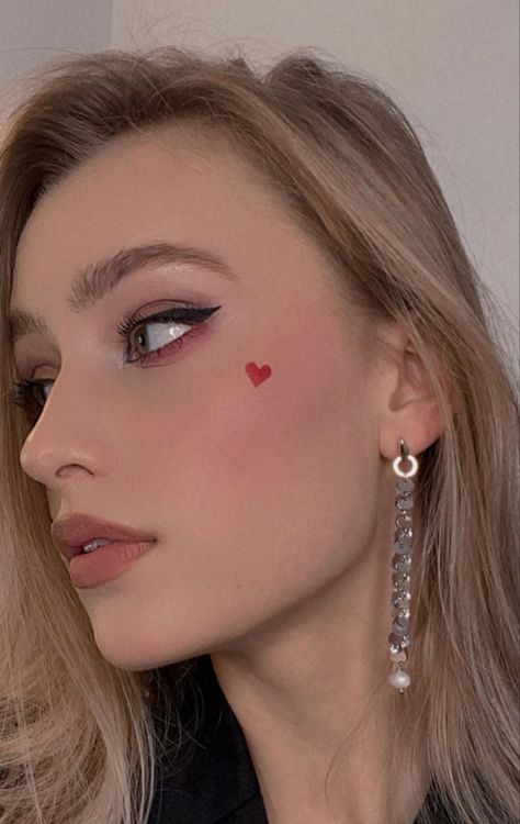 Eye Makeup For Valentines Day, Heart Cheeks Makeup, Galentines Party Makeup, Simple Valentines Eyeshadow, Heart Inspired Makeup, Simple Vday Makeup, Makeup For Valentines Day Simple, Natural Valentines Day Makeup, Valentines Dance Makeup