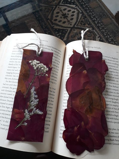 Dried Rose Petals Aesthetic, Dry Rose Petals Crafts, Rose Petals Craft, Dried Flowers Diy, Handmade Bookmarks Diy, Pressed Flower Crafts, Creative Bookmarks, Dried Rose Petals, Diy Bookmarks