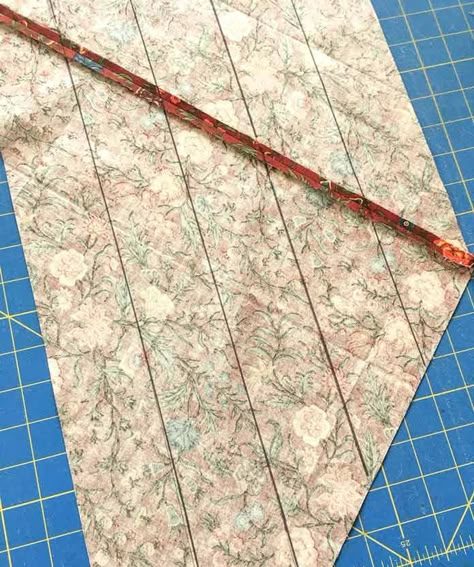 Make Bias Binding, Bias Tape Tutorial, Machine Binding A Quilt, Binding Quilt, Quilting Hacks, Sewing Bias Tape, Bias Tape Binding, Machine Binding, Quilt Binding Tutorial