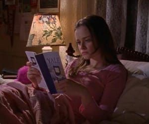 rory gilmore reading / study motivation and inspiration Romanticizing School, Gilmore Girl, Alexis Bledel, Spencer Hastings, I Love Cinema, Stars Hollow, 웃긴 사진, Rory Gilmore, Blair Waldorf