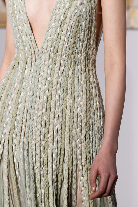 this amazing Valentino gown has the coolest braided texture! Valentino 2017, Detail Couture, Rag Rugs, Spring Couture, Mode Boho, Couture Mode, Textile Crafts, Couture Details, Recycled Fashion