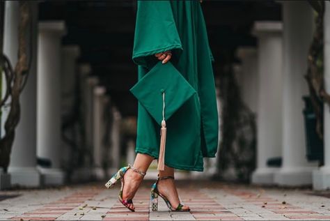 Graduation Green Cap And Gown, Graduation Possess, Graduation Cap And Gown Picture Ideas, Green Cap And Gown Graduation Outfits, Usf Graduation Pictures, Creative Graduation Photoshoot Ideas, Cap And Gown Picture Ideas, Graduate Photoshoot, College Graduation Photography