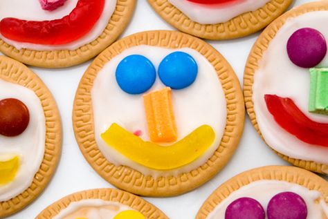 face biscuits - a quick and easy easy way to decorate biscuits/cookies for a party from @katepickle Entrepeneursdag Idees, Bakersman Ideas, Finger Biscuits, Kids Party Treats, Face Cookies, Bake Ideas, Biscuit Decoration, Face Decoration, Marie Biscuit