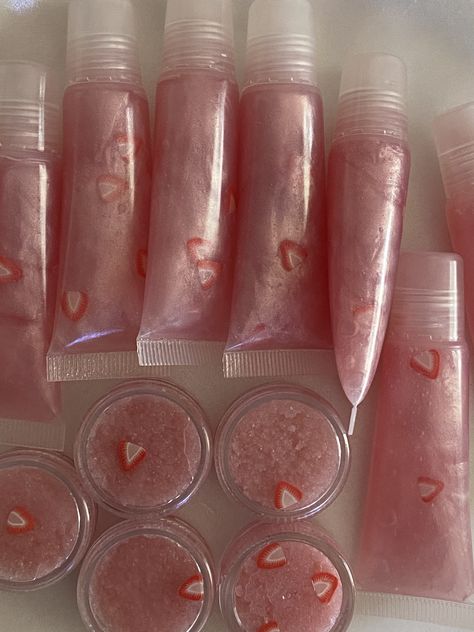 #lipgloss #pinkdrink #aesthetic #lipscrub #smallbusiness Aesthetic Lipgloss, Lipgloss Aesthetic, Lipgloss Tubes, Lipgloss Makeup, Lip Gloss Homemade, Lip Gloss Cosmetics, Diy Lip Gloss, Pink Drink, Lip Gloss Collection