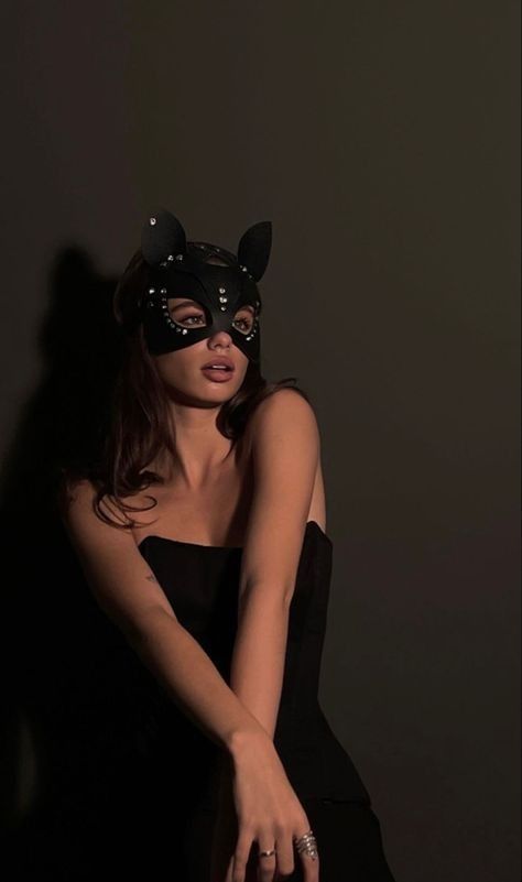 Catwoman Halloween Costume, Rose Calloway, Fest Temaer, Trendy Halloween Costumes, Women Aesthetic, Halloween Costume Outfits, Cat Mask, Cat Woman Costume, Halloween Inspo