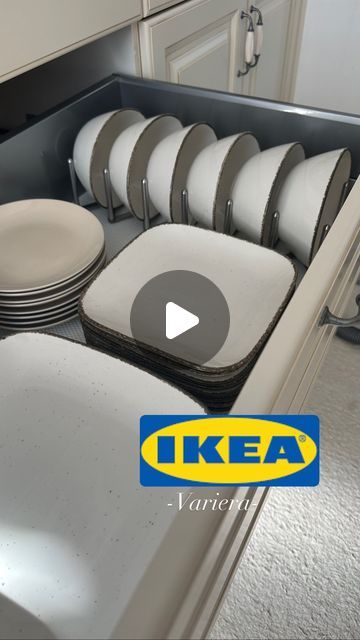 Canan on Instagram: "Mit dem Halterungen bekommt man Ordnung in den Schränken. Ihr könnt es vielseitig verwenden 🫶  Ich habe es von @ikea gekauft   Bu Tutacagiy’ile dolapları düzenli tutabilirsiniz. Pek çok şekilde kullanabilirsiniz @ikea’dan aldım  #temizlikzamanı #temizlikbenimişim #temizlikfikirleri #asmrsounds #temizlikönerileri #ordnungstipps #ordnungsliebe #sauber #cleanday #cleaningmotivation #cleaningmotivation #cleaningsounds #cleaning #clean  #hack #bulaşıkmakinesi #motivation #schubladenorganizer #cekmeceduzeni #organizer #homecleaning #düzenlievim #reelsviral #asmr #reelsinstagram #küche #Ordnung #schubladenorganizer #viralreels #2023 #2022 #fypシ" Ikea Organizer Kitchen, Kitchen Organiser Idea, Kitchen Organisation Ikea, Kitchen Organizing Tips, Ways To Organize Kitchen Cabinets, Kungsfors Ikea Hack, Storage Ideas Kitchen Organisation, Kitchen Drawers Ideas, Ikea Kitchen Organization Ideas