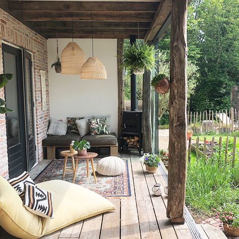 Gezellige veranda in bohemian stijl Design Per Patio, Dutch House, Enclosed Patio, Patio Interior, Outdoor Living Room, Design Del Prodotto, Balcony Decor, Outdoor Rooms, Porch Ideas