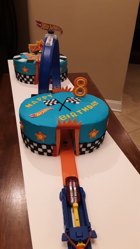 Wheels Themed Birthday Party, Hot Wheels Themed Birthday Party, Bolo Hot Wheels, Wheels Cake, Hot Wheels Birthday Party, Hot Wheels Cake, Wheel Cake, Hotwheels Birthday Party, Cars Birthday Cake