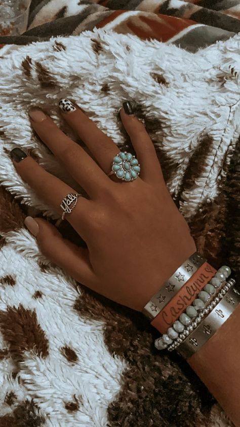 Punchy Fall Nails, Southern Nail Ideas, Rodeo Nails Westerns Simple, Simple Western Nails Short, Western Piercings, Punchy Nail Ideas, Western Acrylic Nail Designs, Haircuts For An Oval Face, Turquoise Nails Western