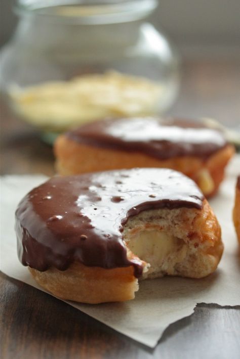 Classic Bismark Doughnuts are always a treat! Fill with homemade Pastry Cream and top with doughnut shop authentic chocolate glaze! Bismark Donut Recipe, Homemade Pastry, Doughnut Shop, Breakfast Sweets, Homemade Pastries, Fritter Recipes, Homemade Donuts, Doughnut Recipe, Coffee Cakes