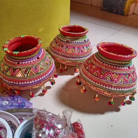 Pooja Kalash Decoration Handmade, Handi Decoration Ideas, Matuki Art, Matka Decoration Ideas, Matli Decoration For Wedding, Garba Design Pot, Matki Decoration Ideas For Wedding, Marriage Pots Decoration, Decorated Matki