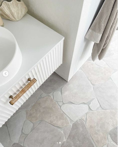 Crazy Paver Bathroom, Bathroom Crazy Paving, Modern Greek Bathroom, Crazy Paving Bathroom, Flagstone Bathroom Floor, Crazy Pave Bathroom Floor, Bathroom Pebble Floor, Greek Flooring, Pebble Floor Bathroom