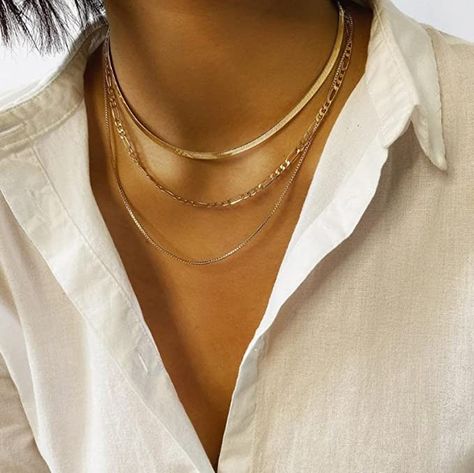 Get it here https://amzn.to/43cMSvM Gifts For Female Friends, Layered Choker Necklace, Herringbone Chain, Layered Chokers, Layered Necklace Set, Stylish Necklace, Estilo Punk, Figaro Chain, Necklace Box