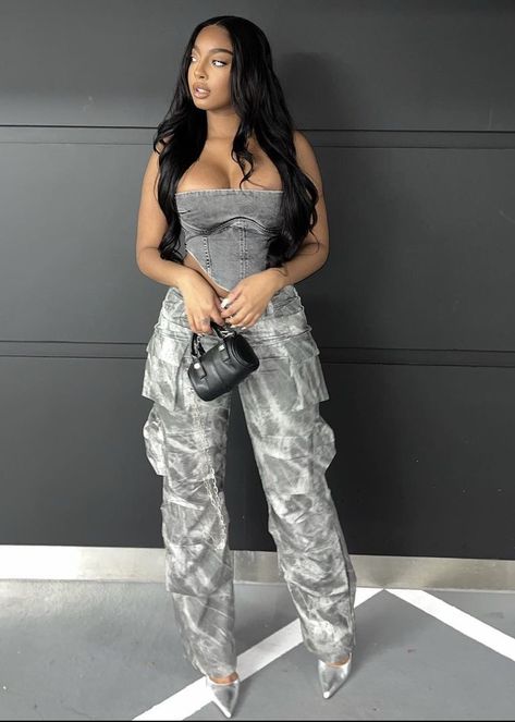 Grey Cargos Outfit, Concert Outfit Cargo Pants, Club Birthday Outfit, Gray Cargo Pants Outfit, Grey Cargo Pants Outfit, Homecoming Fits, Cargo Pants Outfits Women, Consert Outfits, Ancient Babylon