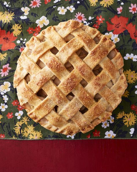 apple pear lattice pie Apple Pear Pie, Pumpkin Cream Pie, Lattice Pie, Pear Pie, Pear Dessert, Christmas Pie, Perfect Pie Crust, Caramel Apple Pie, Apple Dessert Recipes