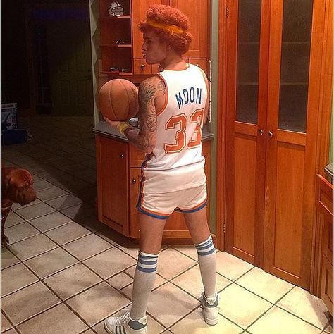 Pin for Later: This Year's Best Halloween Costumes From Hollywood Heartthrobs Justin Bieber as Jackie Moon From Semi-Pro Jackie Moon Costume, Will Ferell, Basketball Costume, Jackie Moon, 2015 Halloween Costumes, Justin Bieber News, Best Celebrity Halloween Costumes, Semi Pro, Celebrity Halloween