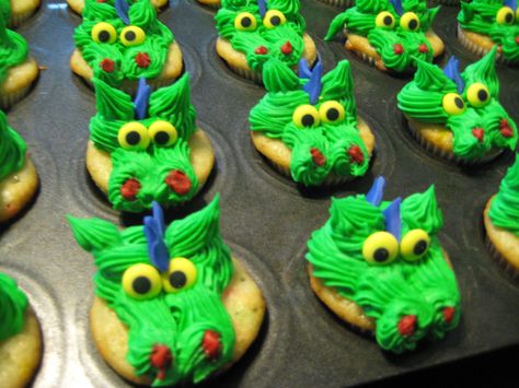 Dragon Cupcakes                                                                                                                                                                                 More Dragon Cupcake Cake, Dragon Dessert, Lizard Cake, Dragon Cupcakes, Dragon Birthday Cakes, Dragon Food, Godzilla Party, Chinese Birthday, Dragon Cakes