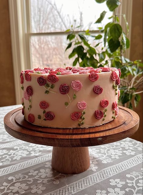 One Tier Flower Cake, Cute Sheet Cake Designs, Carrot Cake Decoration Birthday, Strawberry Flower Cake, 2024 Birthday Cake Trends, French Birthday Cake, 28 Birthday Cake, Simple Birthday Cakes, Bolo Taylor Swift