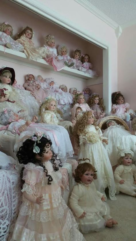 Antique Doll Collection, Vintage Doll Aesthetic, Porcelain Dolls Vintage, Porcelain Doll Aesthetic, Creepy Cute Aesthetic, Vintage Porcelain Dolls, Doll Aesthetic, Victorian Dolls, Doll Display