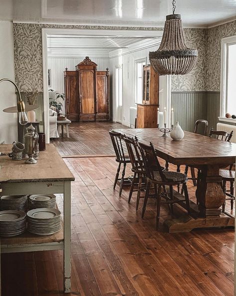 Swedish Cottage Interior Nordic Style, Swedish House Interior, Swedish House Design, Swedish Farmhouse Style, 1910s House Interior, Swedish Cottage Interior, Swedish Living Room, Swedish Country Style, Swedish Dining Room