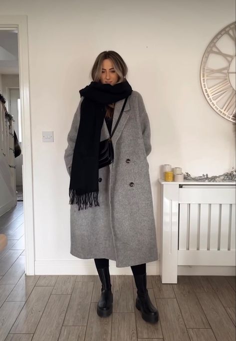 Gray Oversized Coat Outfit, Grey Oversized Coat Outfits, Oversized Grey Coat, Long Gray Coat Outfit Winter, Gray Coat Outfit Winter Style Casual, Winter Outfit Grey Coat, Gray Coat Winter Outfit, Light Grey Coat Outfit Winter, Grey Wool Coat Outfit Winter