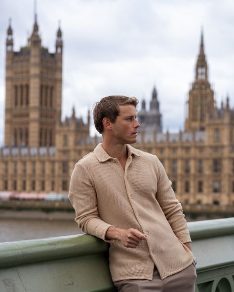 📸 Photoshoot in London! 📸 Capture stunning moments at iconic spots like Big Ben, the London Eye, and Westminster Bridge. Book your session with me for the best photos! #LondonPhotography #BigBen #LondonEye #WestminsterBridge #BookNow #LondonPhotoshoot#photoshootinlondon#londonphotographers #london🇬🇧 #portraitphotographer #londoncity #phographerlondon#londonphotographer#bookphotographerlondon#visitlondon London Instagram Pictures Men, London Instagram Pictures, Paris Fits, Photoshoot In London, Men Posing, Photoshoot London, London Photoshoot, The London Eye, Westminster Bridge